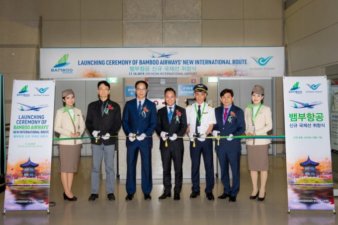Đại diện Hãng hàng không Bamboo Airways và Tổng đại lý của Hãng tại Hàn Quốc cắt băng chào mừng chuyến bay thẳng kết nối Đà Nẵng và Seoul.