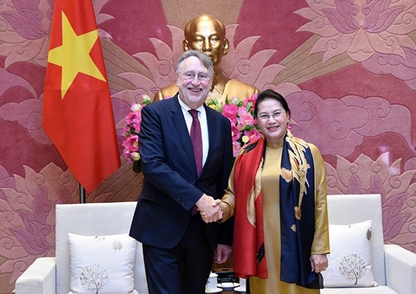 Chủ tịch Quốc hội Nguyễn Thị Kim Ngân và Chủ tịch Ủy ban Thương mại Quốc tế của Nghị viện Châu Âu Bernd Lange. Ảnh: ĐBND