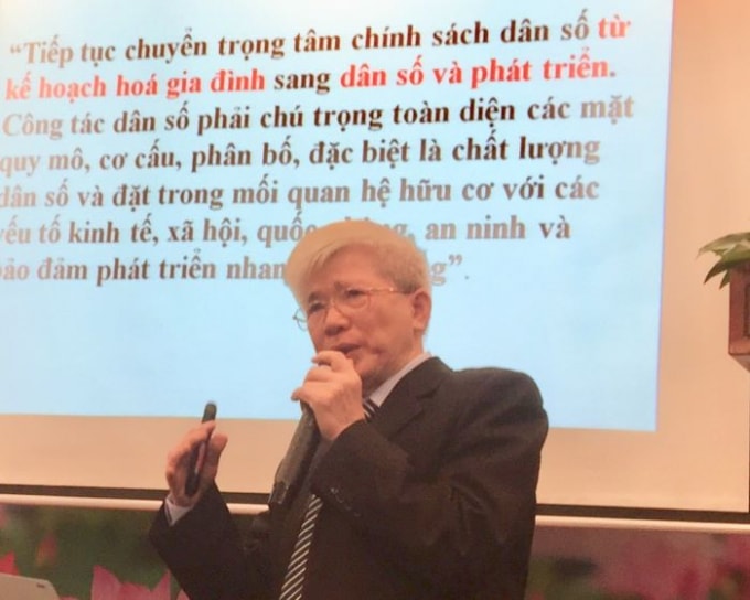 GS-TS. Nguyễn Đình Cử trình bày tham luận của mình tại buổi tập huấn