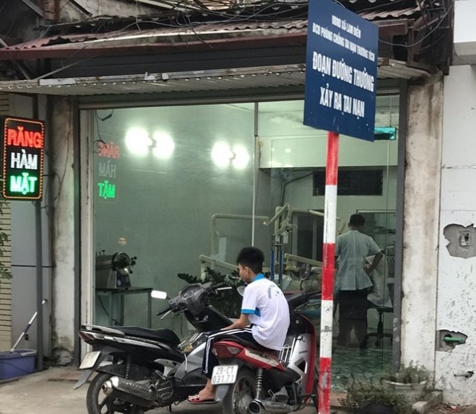 Nguy cơ truyền nhiễm, biến chứng nặng có thể dẫn đến tử vong từ những phòng khám “nhếch nhác” như thế này là điều có thể nhìn thấy. Vậy, ai là chủ nhân của phòng khám tọa lạc tại Lam Điền? Câu trả lời xin dành cho ông Trưởng phòng Y tế huyện Chương Mỹ.