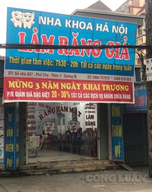 Một đặc điểm dễ nhận thấy là những phòng khám không phép đều có những biển bảng lớn nhưng trên biển bảng đó đều không ghi số giấy phép hoạt động theo quy định của Bộ Y tế.