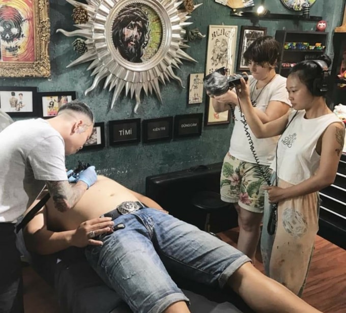 Ngọc Nâu và Irene Dorigotti (từ phải qua) trong quá trình thực hiện tác phẩm. Ảnh: Lưu Phong Nhã, chụp tại Black Bear Tattoo