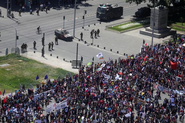 Dòng người biểu tình bên ngoài phủ Tổng thống ở Chile. Ảnh: Reuters