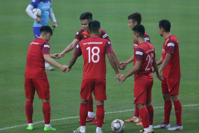 Các bài tập nhóm mang tính gắn kết được Ban huấn luyện truyền đạt cho các tuyển thủ. Ảnh: Hoàng Dương