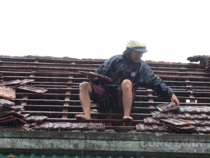 Hàng trăm mái nhà của người dân ở Quảng Ngãi bị lốc xoáy xới tung.