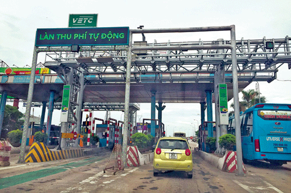 Nhiều trường hợp phương tiện chưa chấp hành nghiêm việc đi theo biển báo phân làn tại các trạm thu phí (Ảnh minh họa)