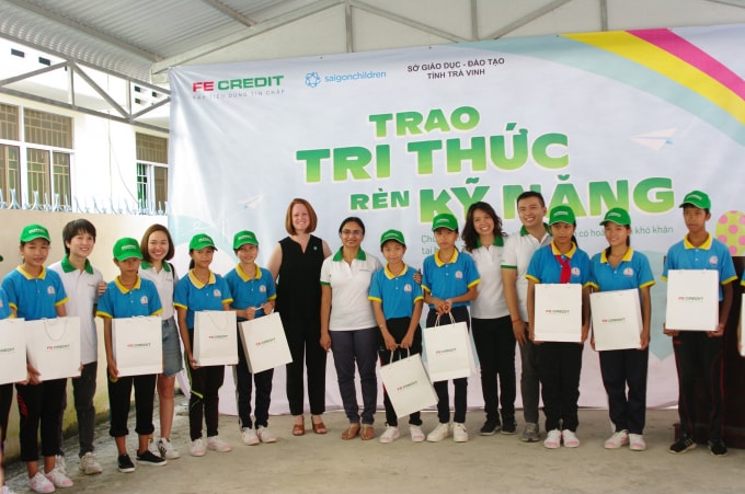 Hình ảnh tại buổi lễ trao học bổng. Ảnh: FE Credit
