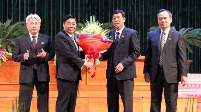 Lãnh đạo tỉnh Bắc Giang chúc mừng tân Chủ tịch UBND tỉnh (Ông Dương Văn Thái, thứ 2 từ trái sang). Ảnh: Báo Giao thông