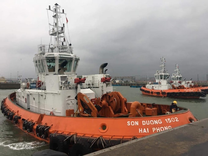 Lực lượng chức năng huy động phương tiện để cứu nạn tại cảng Sơn Dương