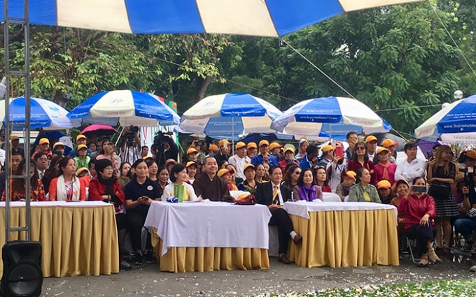 Tuy trời mưa nhưng lễ hội thuần chay 2019 vẫn thu hút được đông đảo khách tham dự. Ảnh: hanoitv.vn