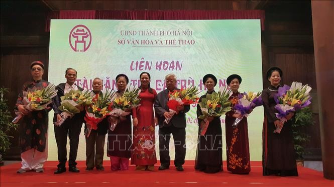 Lãnh đạo Sở Văn hóa và Thể thao Hà Nội tặng hoa cho các câu lạc bộ, nhóm ca trù tham gia Liên hoan. Ảnh: TTXVN.