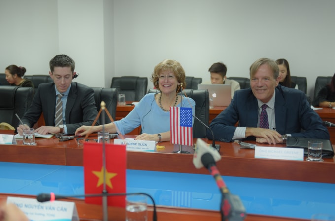 Bà Bonnie Glick- Phó Tổng Giám đốc USAID trong buổi làm việc với Tổng cục Hải quan