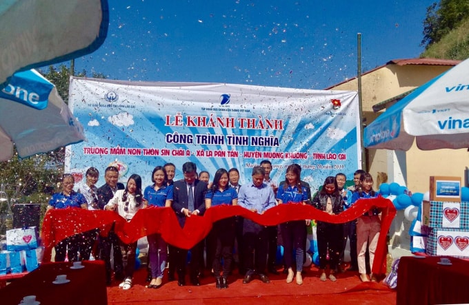 Lãnh đạo VNPT VinaPhone cùng các lãnh đạo Sở Giáo dục và Đào tạo Tỉnh Lào Cai, Đại biểu ban ngành, đoàn thể chính quyền địa phương đã thực hiện Lễ cắt băng khánh thành và Bàn giao công trình.
