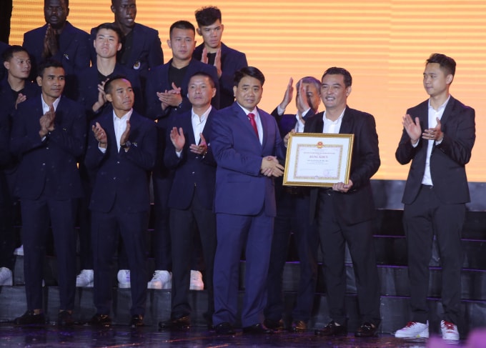 Chủ tịch UBND TP Hà Nội Nguyễn Đức Chung trao bằng khen của Thành phố Hà Nội cho lãnh đạo CLB bóng đá Hà Nội
