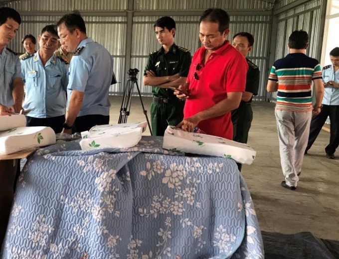 Cơ quan chức năng kiểm tra tang vật