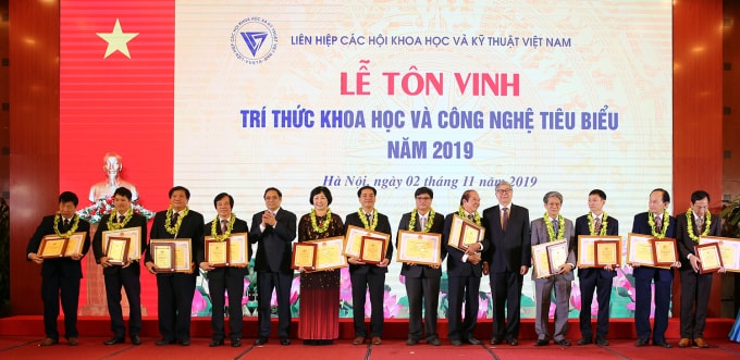 Uỷ viên Bộ Chính trị, Trưởng Ban Tổ chức Trung ương Phạm Minh Chính và các trí thức khoa học và công nghệ tiêu biểu. Ảnh: VGP