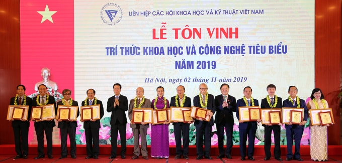 Uỷ viên Bộ Chính trị, Trưởng Ban Tuyên giáo Trung ương Võ Văn Thưởng và các trí thức khoa học và công nghệ tiêu biểu. Ảnh: VGP