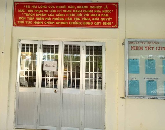 Bộ phận một cửa UBND xã Tân Lộc Đông đóng cửa trong giờ hành chính.