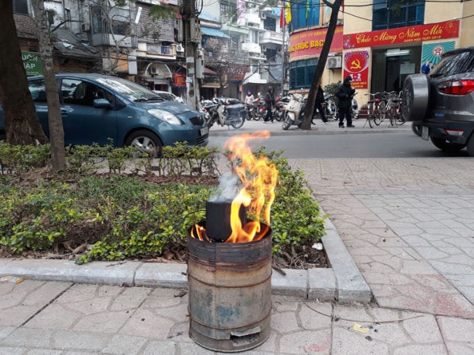 Việc sử dụng than tổ ong làm nhiên liệu đốt đang là một trong những nguyên nhân gây ô nhiễm môi trường trên địa bàn Thủ đô (Ảnh minh họa)