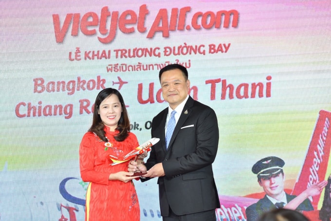Bà Nguyễn Thị Thúy Bình - Chủ tịch HĐQT Vietjet Thái Lan tặng quà lưu niệm cho Phó Thủ tướng Thái Lan Anutin Charnvirakul tại buổi Lễ.