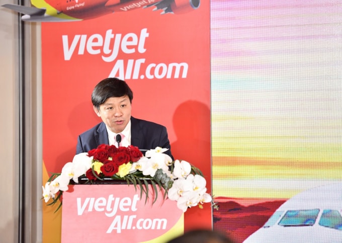 Ông Nguyễn Thanh Hùng - Phó Chủ tịch HĐQT Vietjet công bố 2 đường bay kết nối Bangkok và Chiangrai đến tỉnh Udon Thani của Thái Lan.