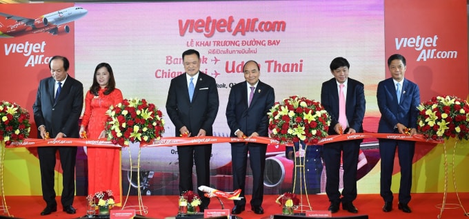 Thủ tướng Việt Nam Nguyễn Xuân Phúc, Phó Thủ tướng Thái Lan Anutin Charnvirakul cùng đoàn lãnh đạo cấp cao chính phủ hai nước và lãnh đạo Vietjet trong nghi lễ khai trương 2 đường bay.