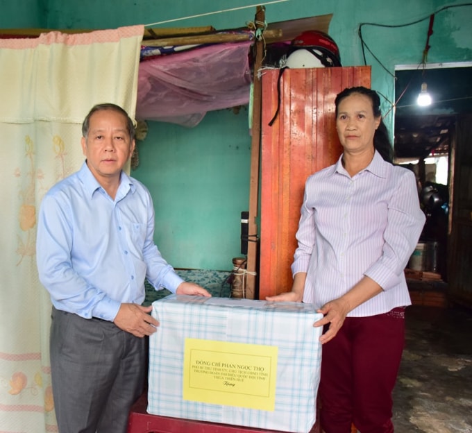 Chủ tịch UBND tỉnh Phan Ngọc Thọ tặng quà cho gia đình có người thân bị mất tại làng Rồng.