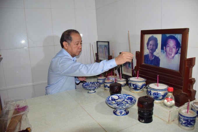 Chủ tịch tỉnh thắp nén hương cho những người dân xấu số trong cơn