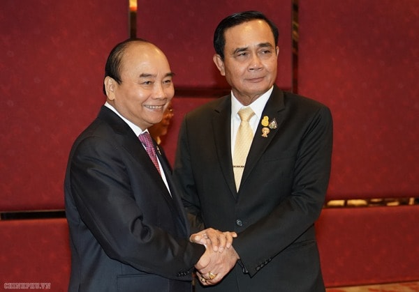 Thủ tướng Nguyễn Xuân Phúc gặp song phương Thủ tướng Thái Lan Prayut Chan-o-cha. Ảnh: VGP
