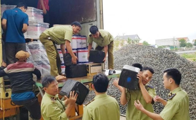 Lực lượng chức năng đang kiểm tra hàng hóa trên xe.