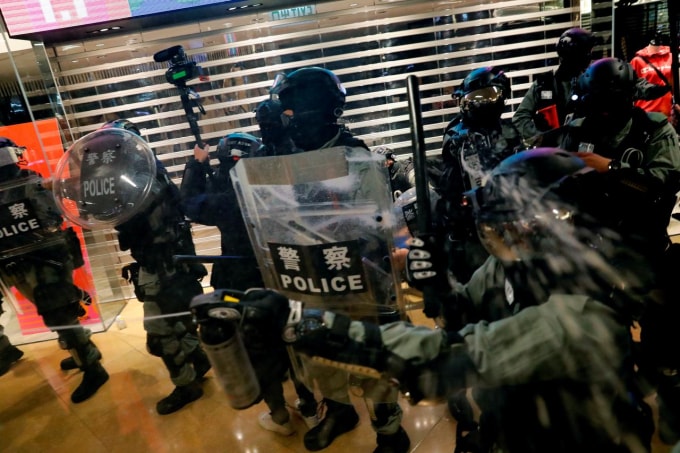 Cảnh sát xịt hơi cay giải tán đám đông biểu tình hôm 3/11 ở Hong Kong. Ảnh: Reuters