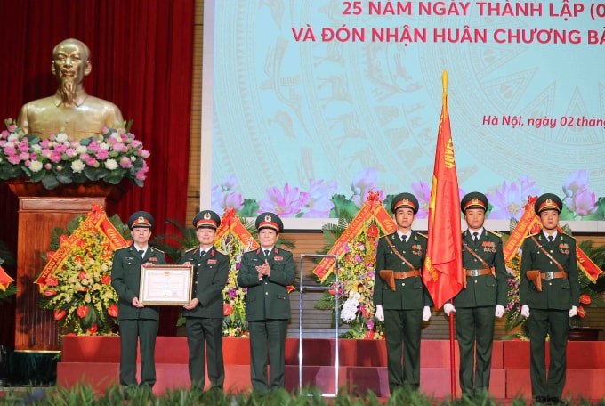 Lãnh đạo MB đón nhận Huân chương Bảo vệ Tổ quốc hạng Nhất (2019). (Ảnh - MB)