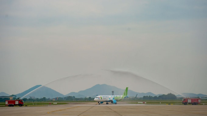 Nghi thức vòi rồng đón máy bay Airbus A320neo của Bamboo Airways.