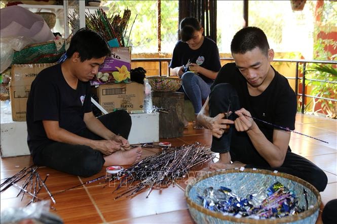 Người khuyết tật sản xuất các mặt hàng thủ công mỹ nghệ tại Trung tâm Hy Vọng (Thừa Thiên - Huế). Ảnh: Hồ Cầu/TTXVN