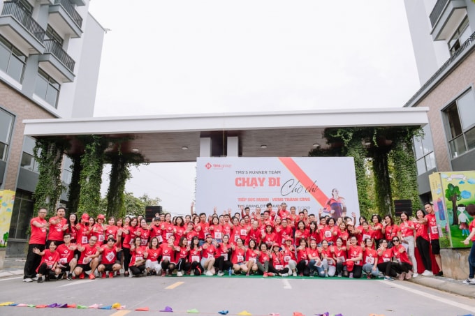 Hơn 200 vận động viên TMS Group hào hứng tham gia giải chạy.