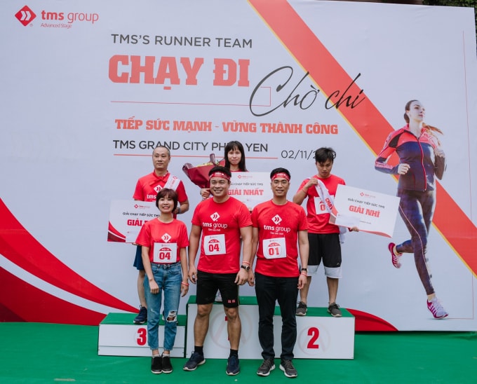 Trao giải cho các đội thi có thành tích xuất sắc.