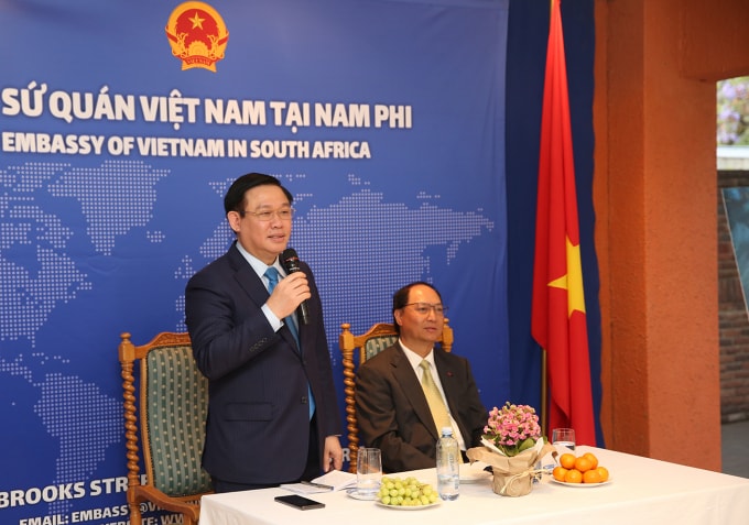 Phó Thủ tướng Vương Đình Huệ phát biểu tại buổi gặp gỡ và thăm hỏi cán bộ ngoại giao, kiều bào tại Đại sứ quán Việt Nam tại Nam Phi. Ảnh: VGP