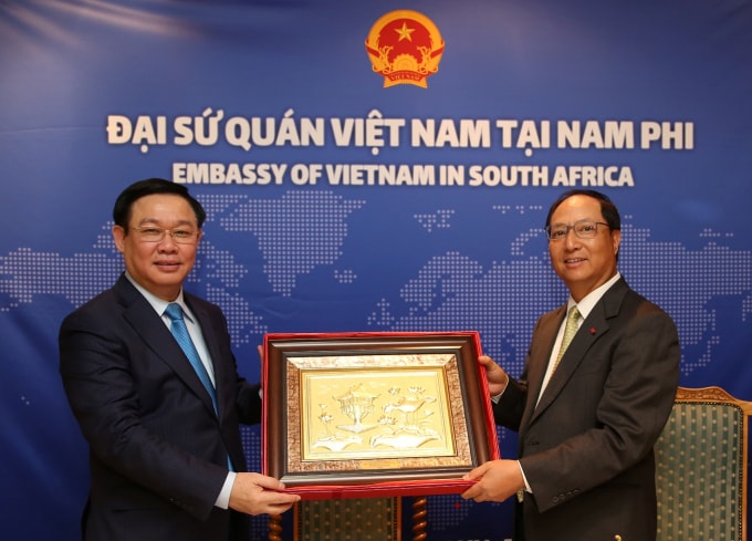 Phó Thủ tướng Vương Đình Huệ tặng quà cho Sứ quán Việt Nam. Ảnh VGP