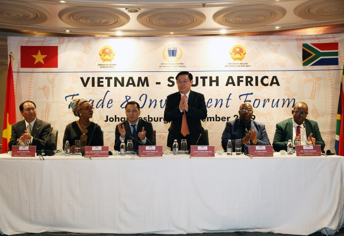 Phó Thủ tướng Vương Đình Huệ cùng các đại biểu tham dự tọa đàm. Ảnh: VGP