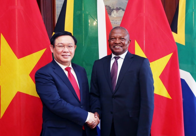 Phó Thủ tướng Vương Đình Huệ và Phó Tổng thống Nam Phi David Mabuza. Ảnh: VGP