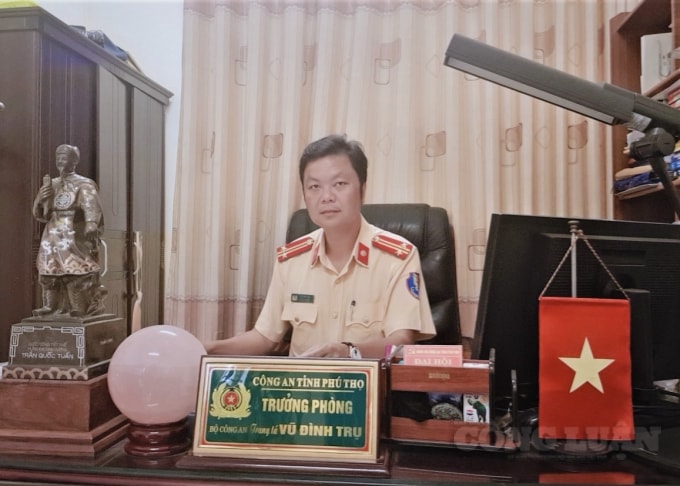 Trung tá Vũ Đình Trụ - Trưởng phòng CSGT Công an tỉnh Phú Thọ trao đổi với PV Báo Nhà báo & Công Luận. Ảnh: Vũ Lân