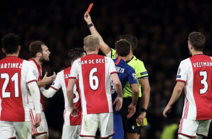 Hai tấm thẻ đỏ khiến Ajax không thể đứng vững trước Chelsea và bị gỡ hòa 4-4 dù đã dẫn trước với thế trận áp đảo. Ảnh: Getty