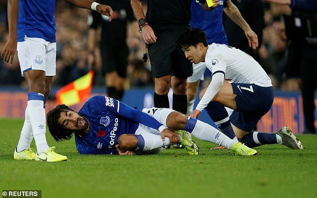 Son Heung-Min vào bóng với Andre Gomes tạo ra chấn thương kinh hoàng ở Ngoại hạng Anh cuối tuần trước. Ảnh: Reuters
