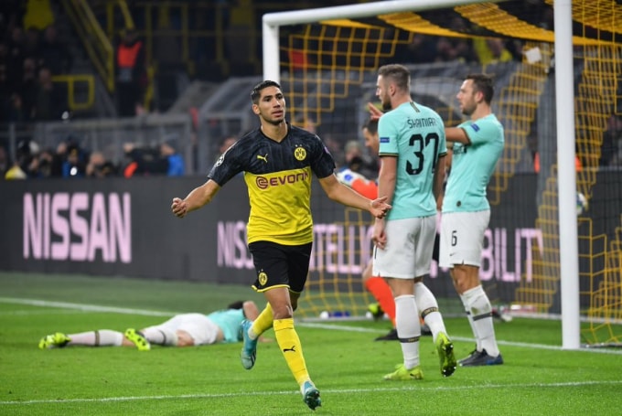 Achraf Hakimi tỏa sang với cú đúp giúp Dortmund thắng ngược 3-2. Ảnh: Getty
