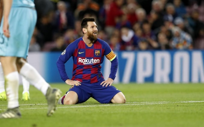 Messi và các đồng đội bất lực ngay tại sân nhà Nou Camp. Ảnh: Getty