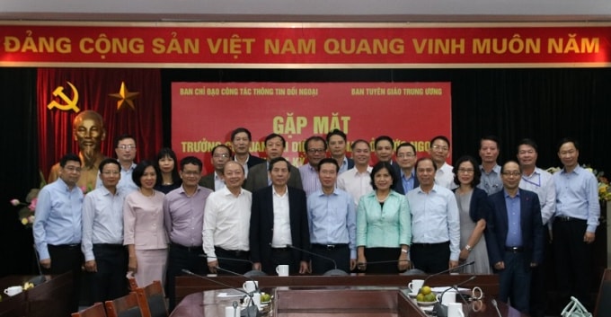 Đồng chí Võ Văn Thưởng cùng các đồng chí Lãnh đạo Ban Tuyên giáo Trung ương chụp ảnh lưu niệm cùng các Đại sứ, Tổng Lãnh sự, Trưởng Cơ quan đại diện Việt Nam ở nước ngoài nhiệm kỳ 2019-2022. Ảnh: H.M.