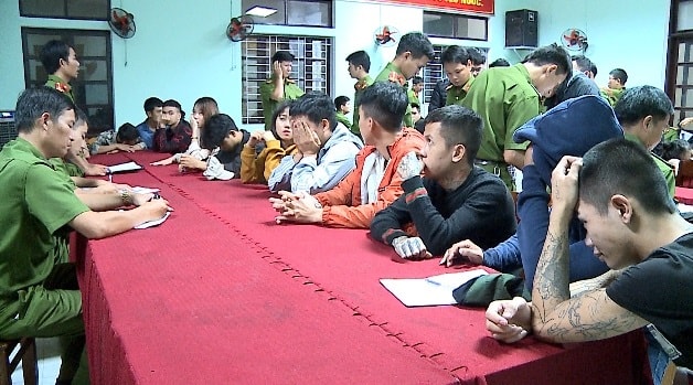 Hàng chục thanh niên dương tính với ma túy.
