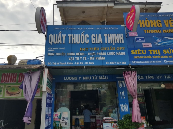 Quầy thuốc có biển bảng lớn nhưng trên biển bảng không ghi số giấy phép hoạt động