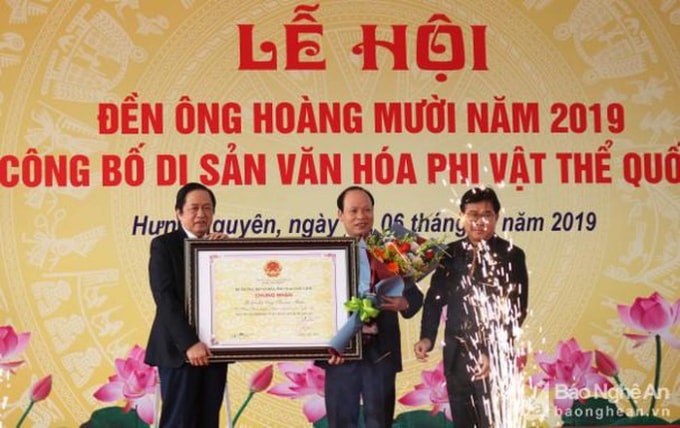 Đại diện Bộ Văn hóa, Thể thao và Du lịch trao Bằng công nhận Lễ hội Đền Hoàng Mười là Di sản văn hóa phi vật thể Quốc gia. (Ảnh báo nghệ an)