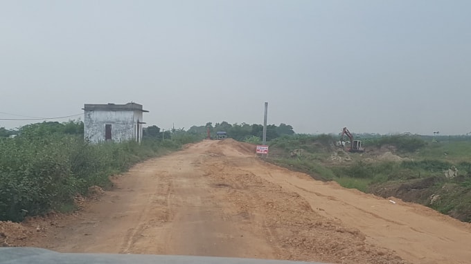 Nhiều khối lượng đất đồi đã được sử dụng làm đê khi chưa được sự chấp thuận của cơ quan chức năng.